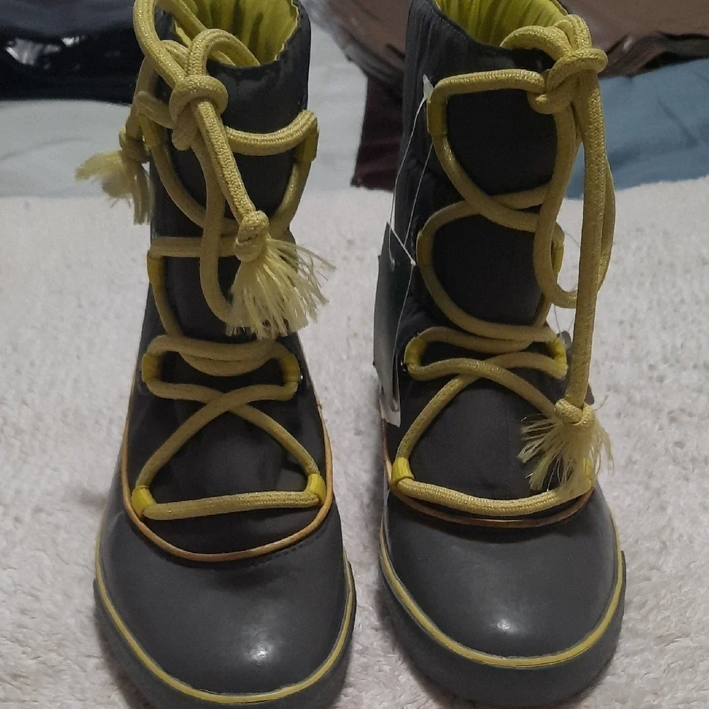 Lacoste Women's Charcoal and Neon Yellow Winter Boots